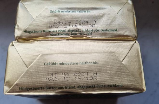 Zwei Stücken Kerrygold Butter mit Beispielhaften Verfallsdaten